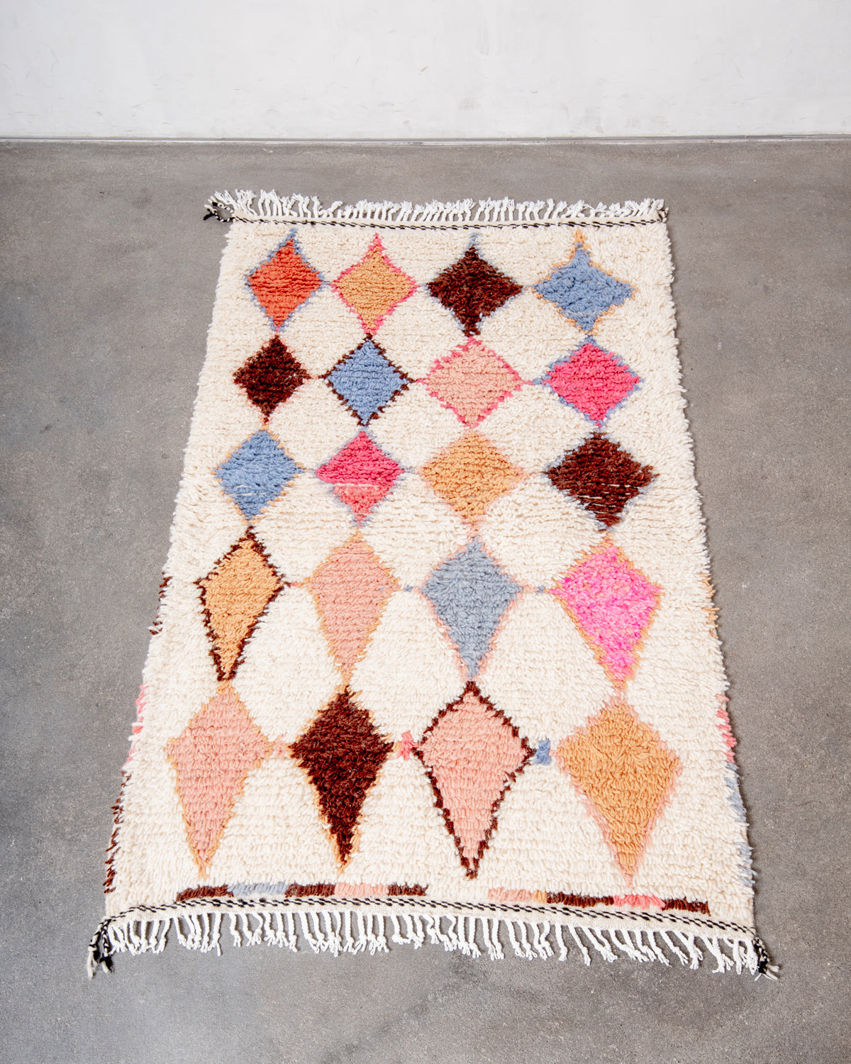 Modern designer handcrafted Berber rug from Morocco. Azilal rug with beautiful colors and patterns. Made of sheep’s wool and colourful cotton.